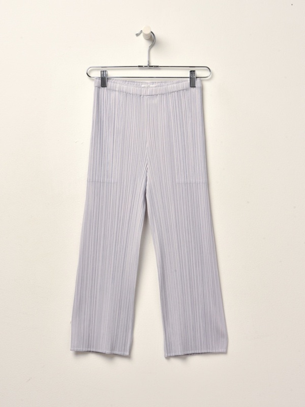 Issey Miyake Pleated Wide-Leg Cropped Trousers in Light grey